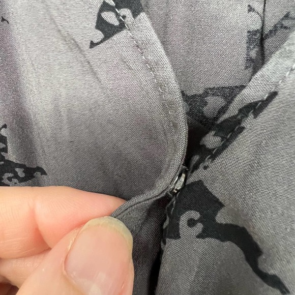 Rails Cheetah Stars Hillary Blouse Women's Size M Charcoal Gray Crossover Wrap - Picture 8 of 9